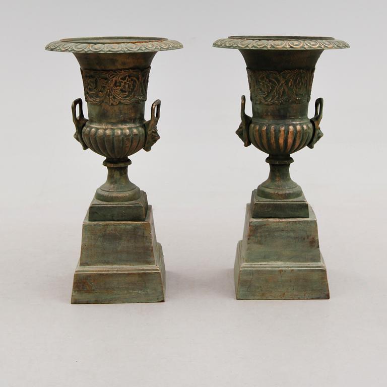 TRÄDGÅRSURNOR, 1 par, gjutjärn, 2000-tal.