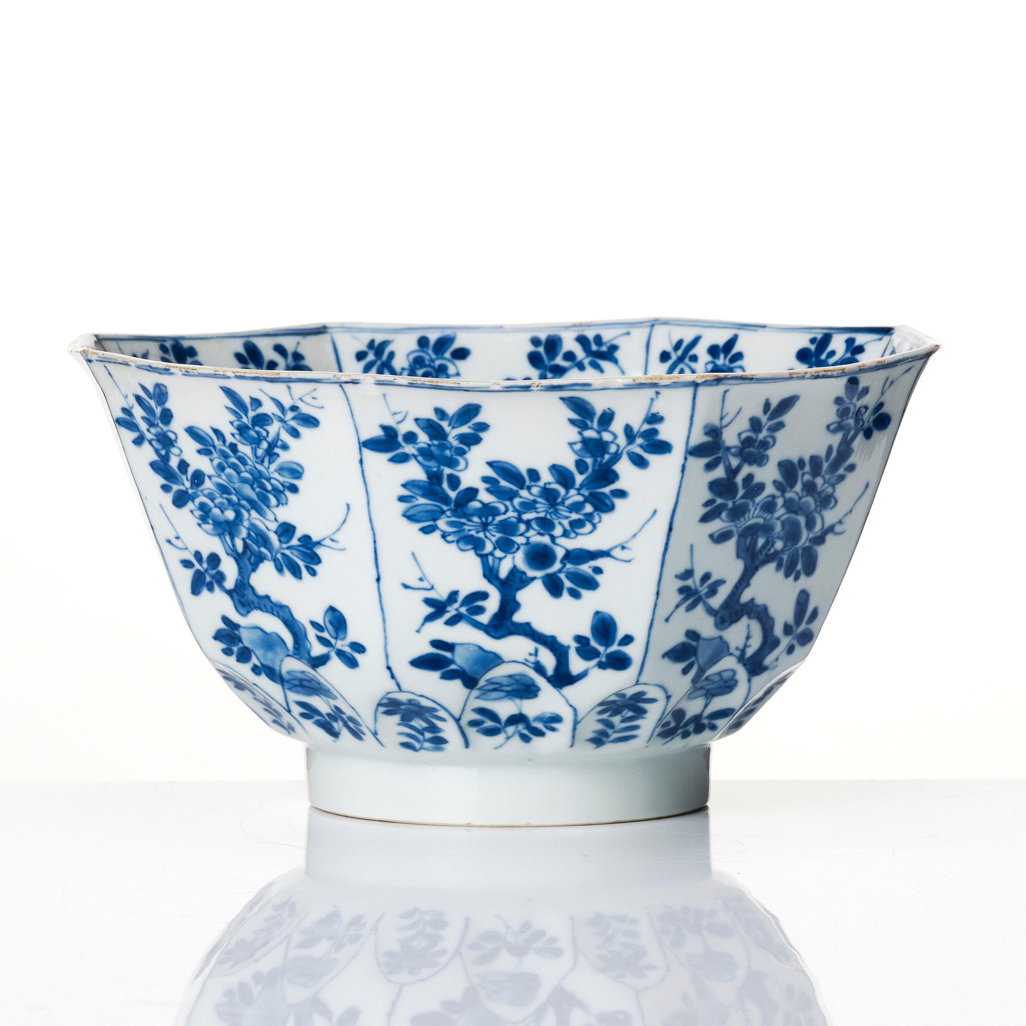 A blue and white octagonal bowl, Qing dynasty, Kangxi (1662-1722).