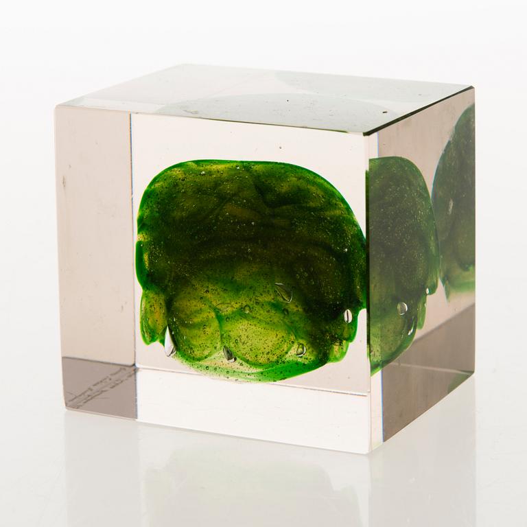 OIVA TOIKKA, A glass cube signed Oiva Toikka Nuutajärvi Notsjö.