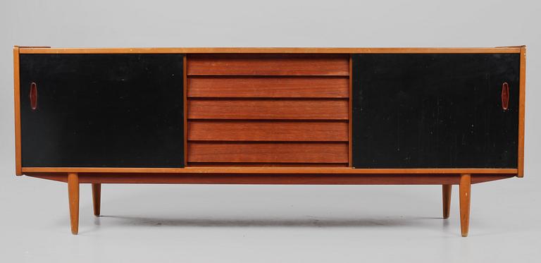 SIDEBOARD, "Trio", Nils Jonsson, Troeds, 1900-talets andra hälft.