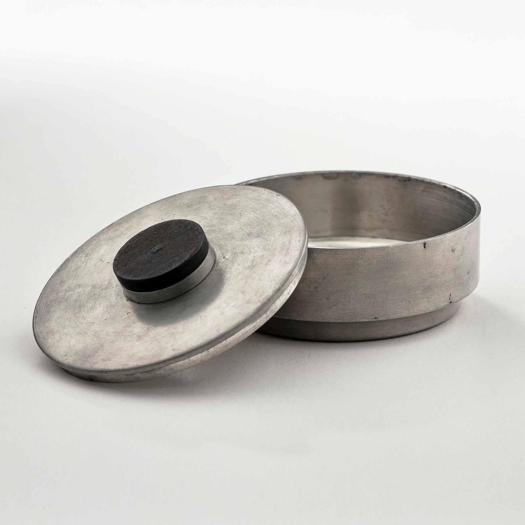 Nils Fougstedt, ask med lock, modell "A 1415", Firma Svenskt Tenn, Stockholm, 1935.