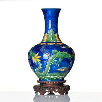 Vas, porslin. Qingdynastin, sent 1800-tal med Kangxis märke.