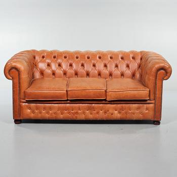 SOFFA, Chesterfieldmodell, Winchester Furniture, omkring sekelskiftet 1900/2000.