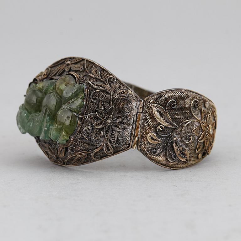 A Chinese silver filigree bracelet with inlays stone, early 20th century.