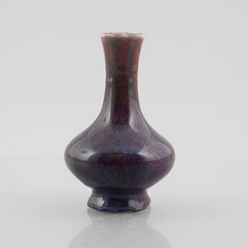 A small Chinese flambé vase, Qing dynasty, late 19th century.