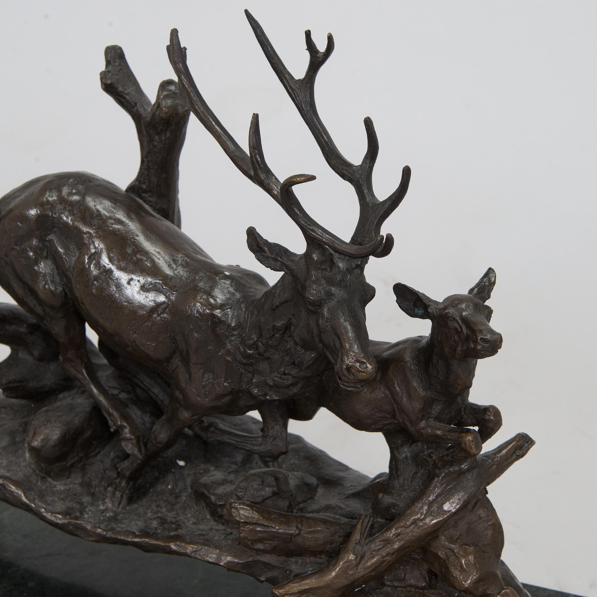 Veistos, pronssi, karhu ja kauriit.