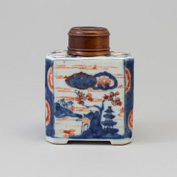 An imari tea caddy, Qing dynasty, 18th century.