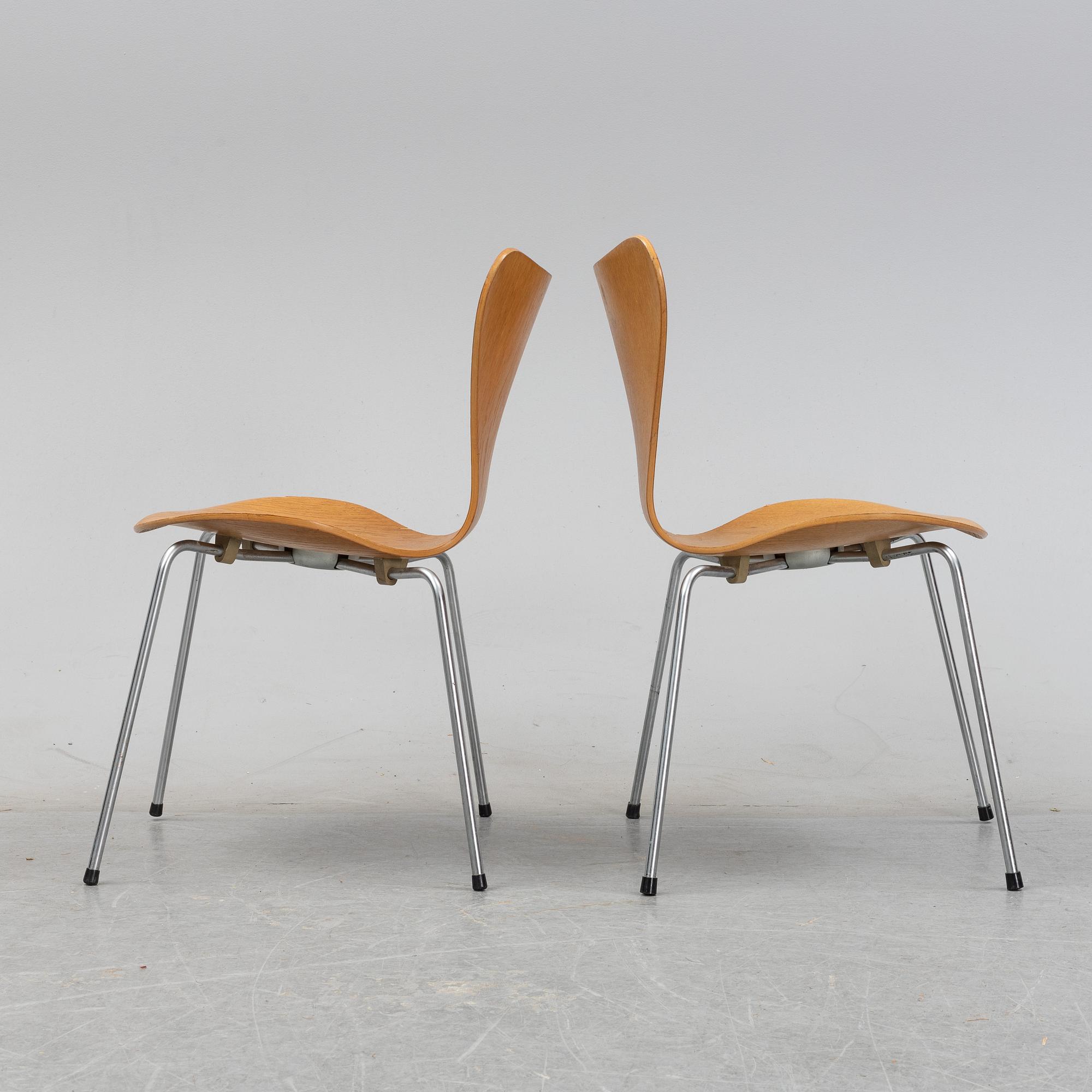 Arne Jacobsen, a pair of oak 'Sjuan' chairs, Fritz Hansen, 1950/60s.