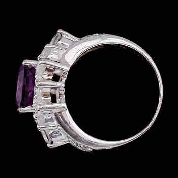 RING, sterlingsilver, ametist och topaser. Vikt ca 8,8 g.