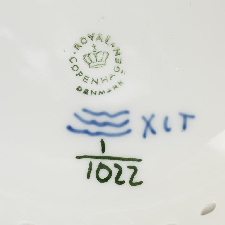 A set of 7 pieces of tableware "Musselmalet" by Royal Copenhagen.