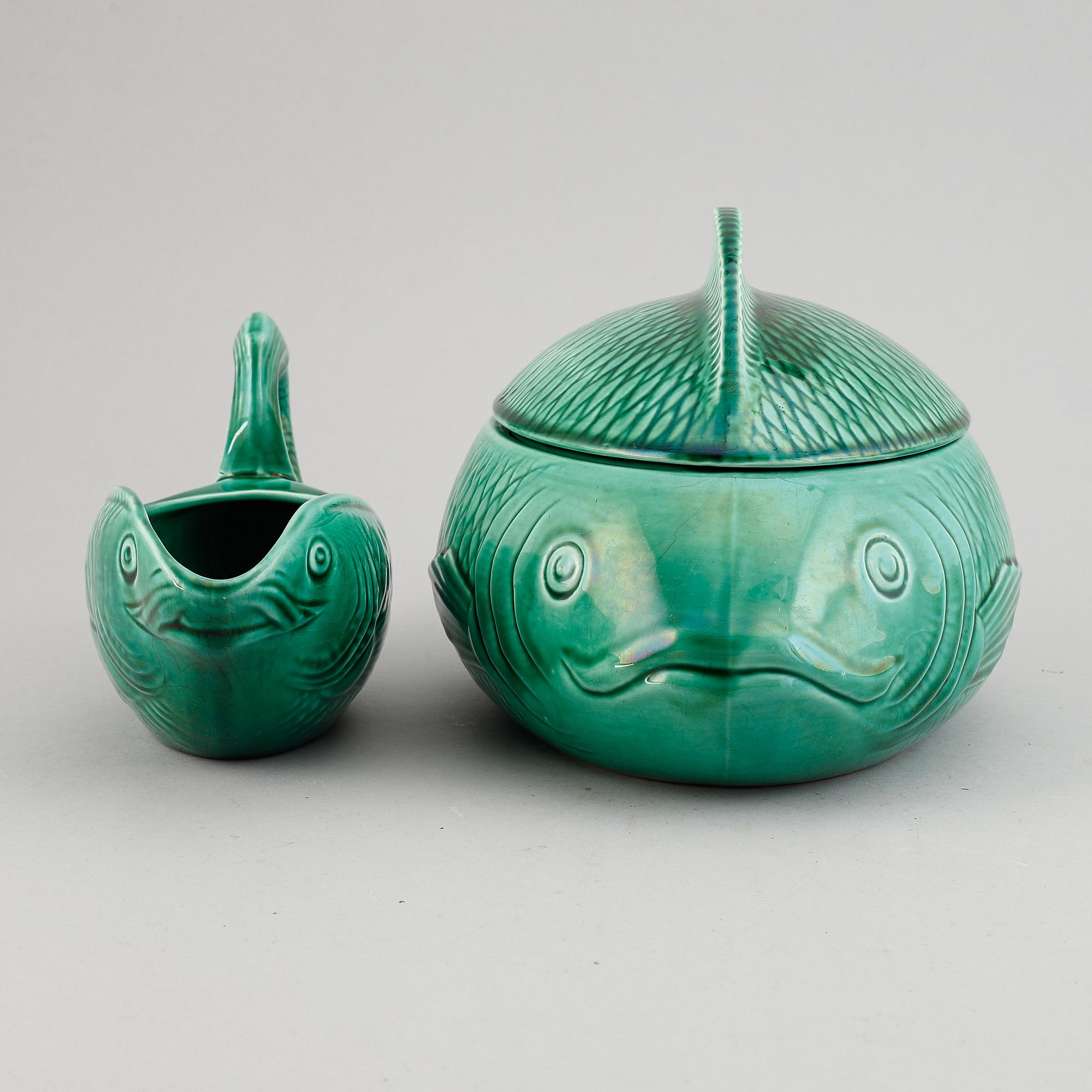 Two pieces faiance fish service by Sarreguemines, France.