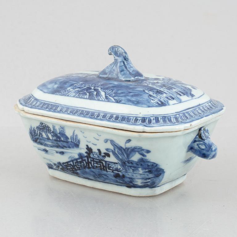 Four blue and white pieces of export porcelain, China, Qianlong (1736-95).