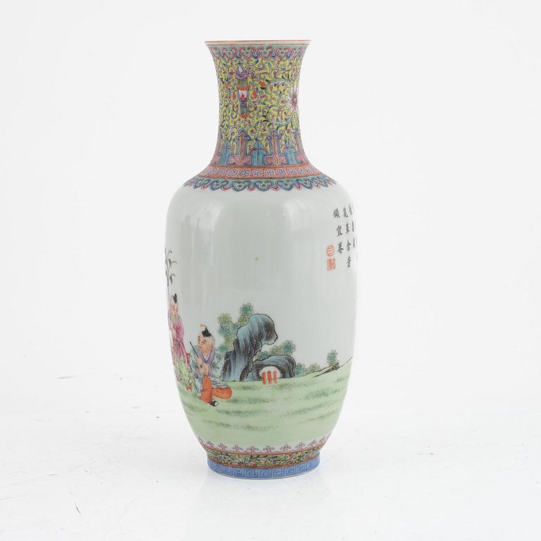 Vas, äggskalsporslin, Kina, 1900-tal.