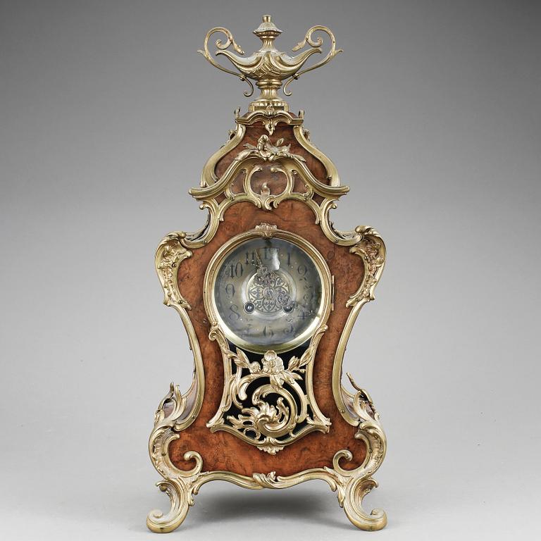 BORDSPENDYL, Louis XV-stil, 1900-talets början.