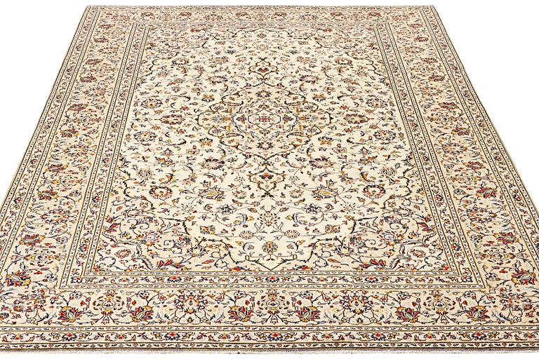 A Keshan carpet, c. 347 x 250 cm.