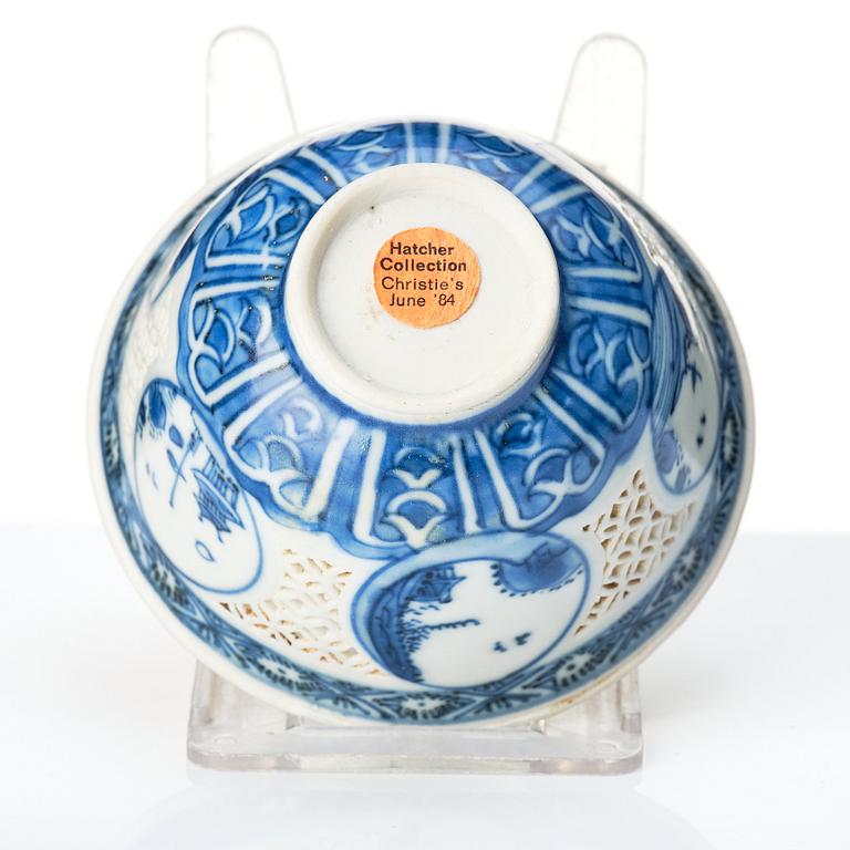 A blue and white bowl, 'Hatcher Cargo', 17th Century.