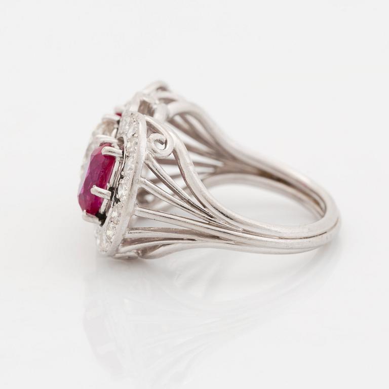 Ring 18K vitguld med fasettslipade rubiner och en rund briljantslipade diamant.