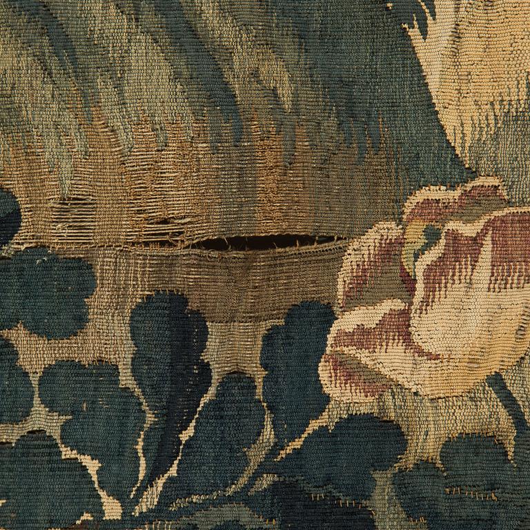 A FRAGMENT O A TAPESTRY. Tapestry weave. Verdure. Around 97 x 166 cm . Flanders,  the fist half of the 18th century.