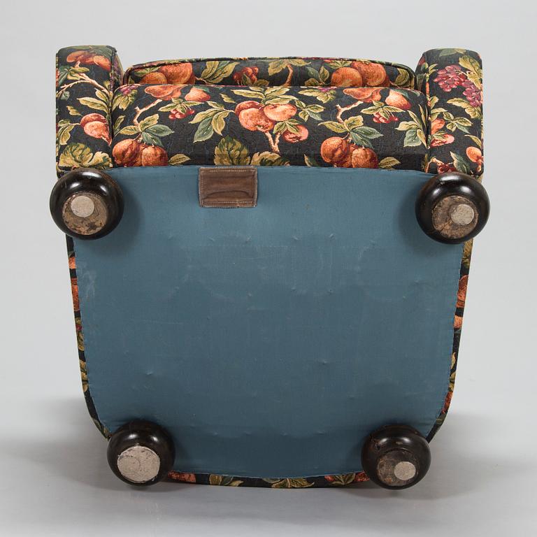 A mid-20th century armchair.