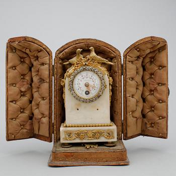 BORDSUR I ETUI, marmor, Louis XVI-stil, otydlig urmakarmärkning, sekelskiftet 1900.