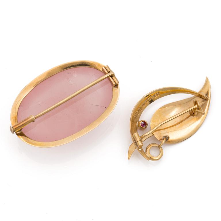 Two brooches with a ruby, moonstone and rose quartz.
