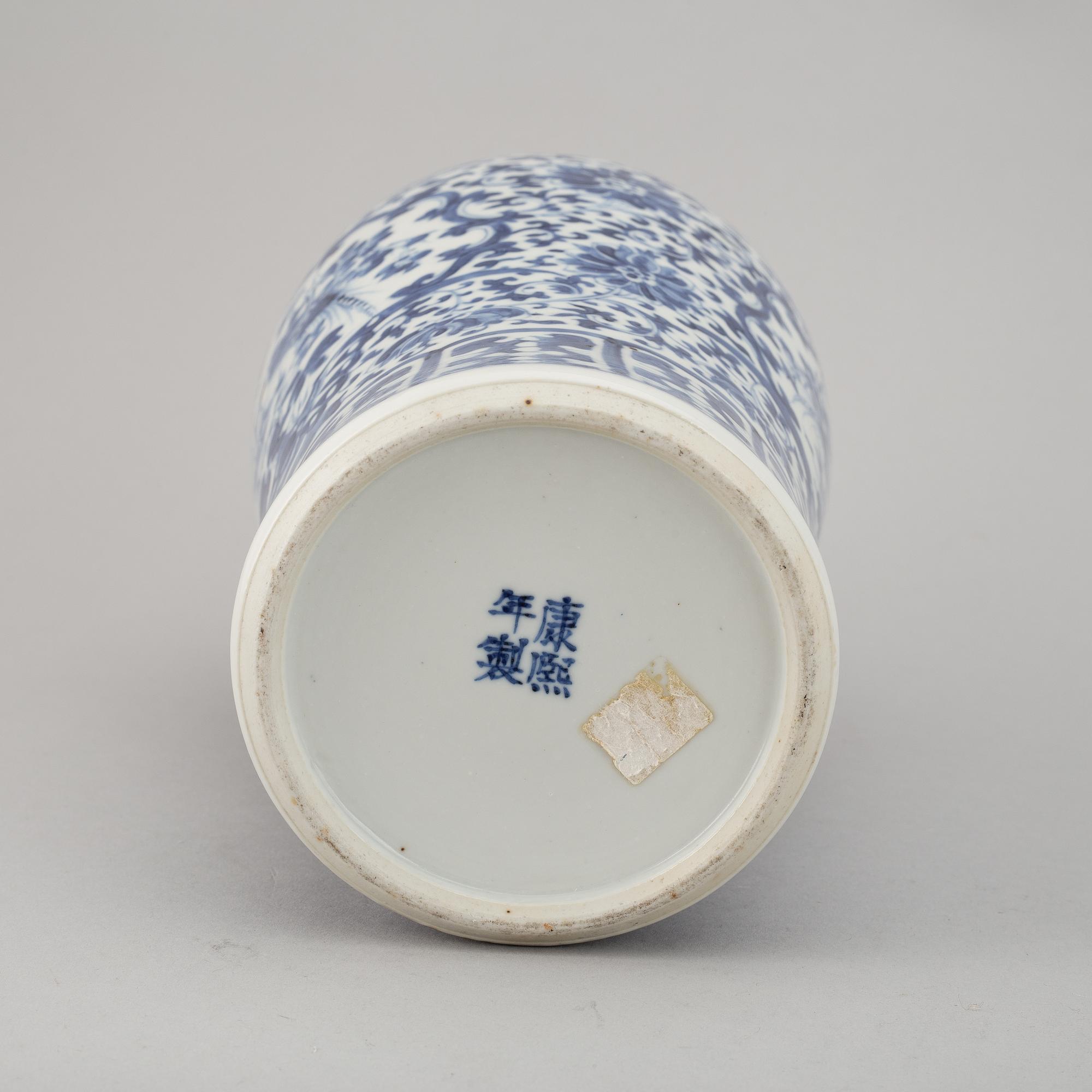 A blue and white vase, Qing dynasty, late 19th century.