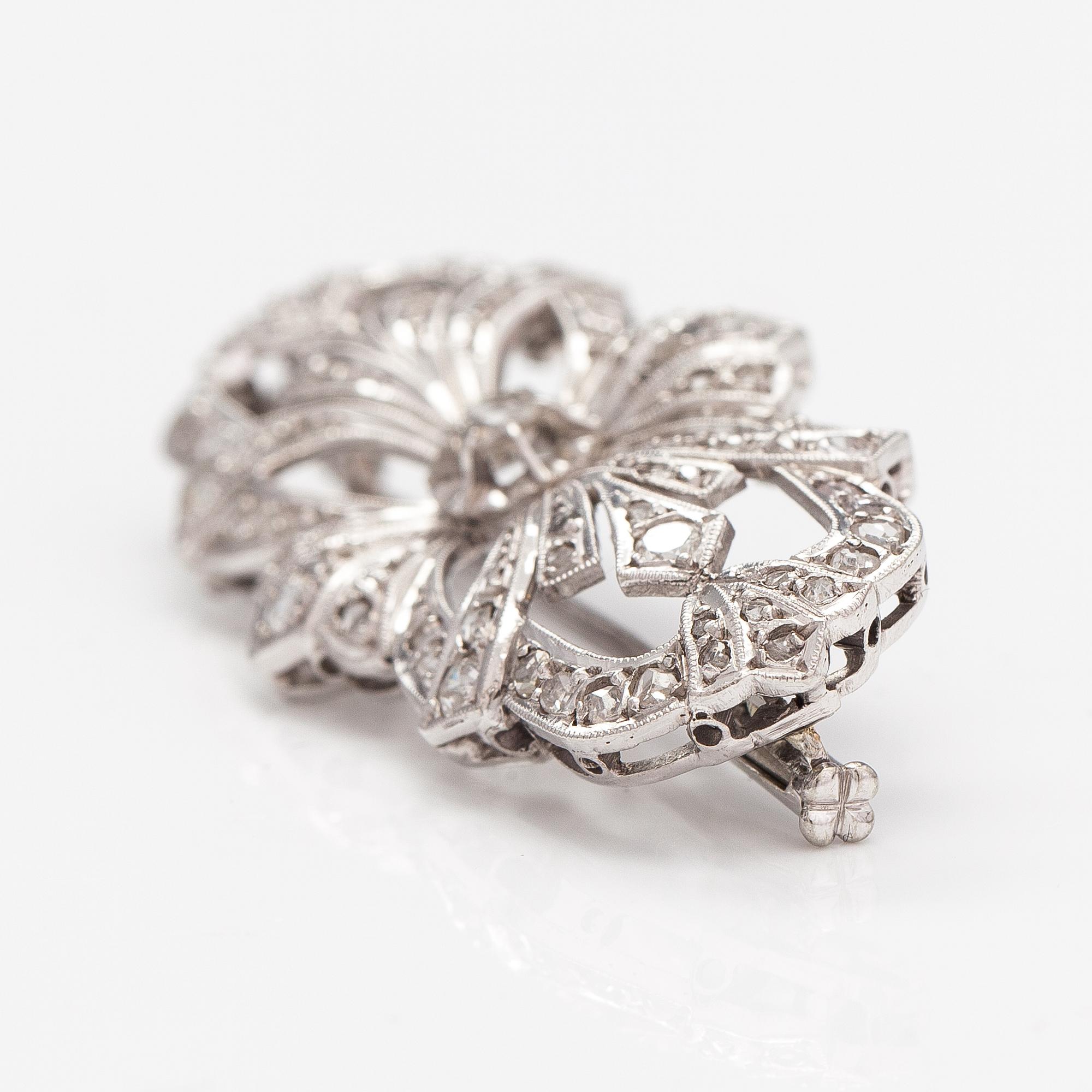 Brosch, palladium, gammal- och briljantslipade diamanter ca 0.35 ct, och rosenslipade diamanter.