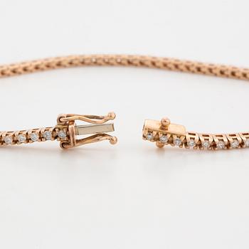 An 18K gold tennisbracelet set with round brilliant-cut diamonds.