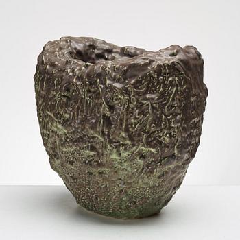 Mårten Medbo, vas, signerad och daterad 2001.