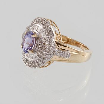 RING, 14k guld med briljant och baguett och briljantslipade diamanter samt fasettslipad tanzanit. Vikt 5 g.