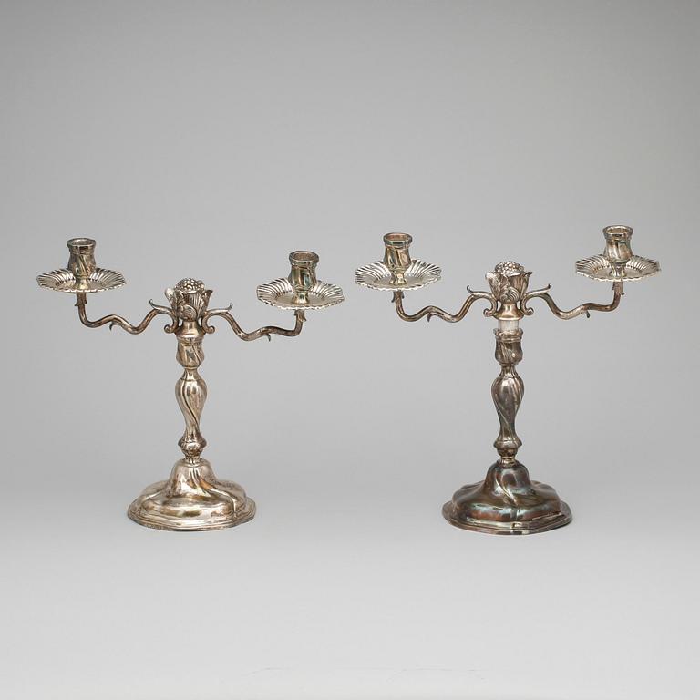 KANDELABRAR, ett par, silver, rokoko, troligen 1700-talets mitt/andra hälft. Total vikt ca 2020 gram.