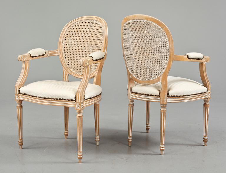 KARMSTOLAR, ett par, gustaviansk stil, 1900-talet fjärde kvartal.