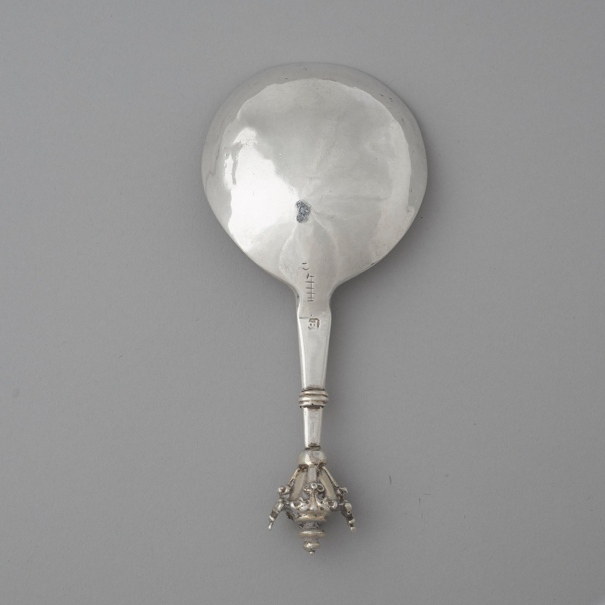 Thomas Beckman dä, sked med bladornerad knopp, silver (Örebro -1675-1701(-12)). Barock.