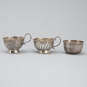 TUMLARE samt ett par PUNSCHKOPPAR, silver, bland annat troligen Håkan Holmquist, Borås, verksam 1800-1818. Vikt ca 86g.