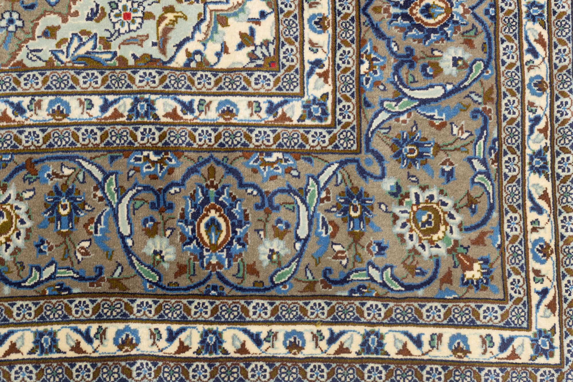 A carpet, Kashan, ca 310 x 205 cm.