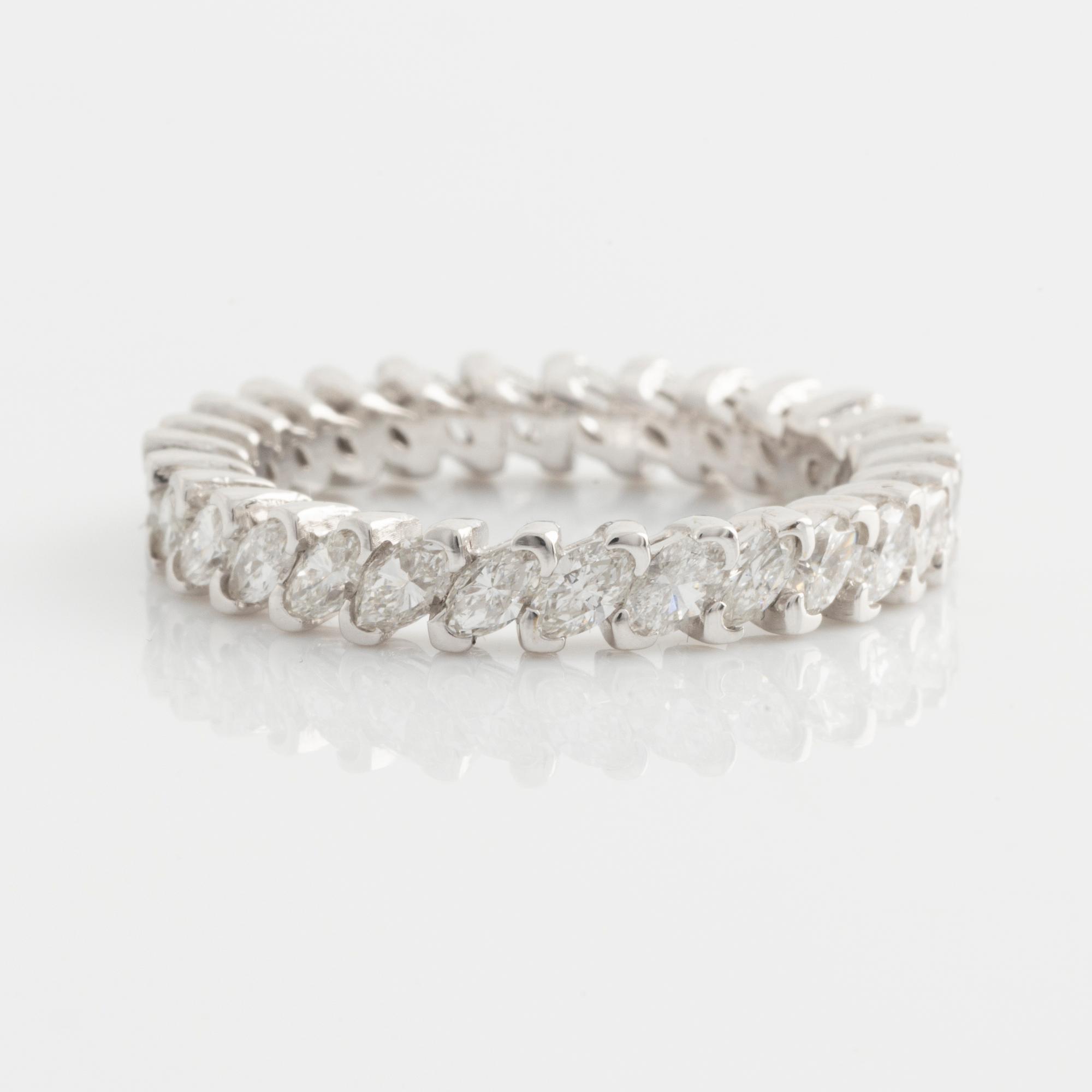 Ring, helallians, vitguld med navettslipade diamanter.