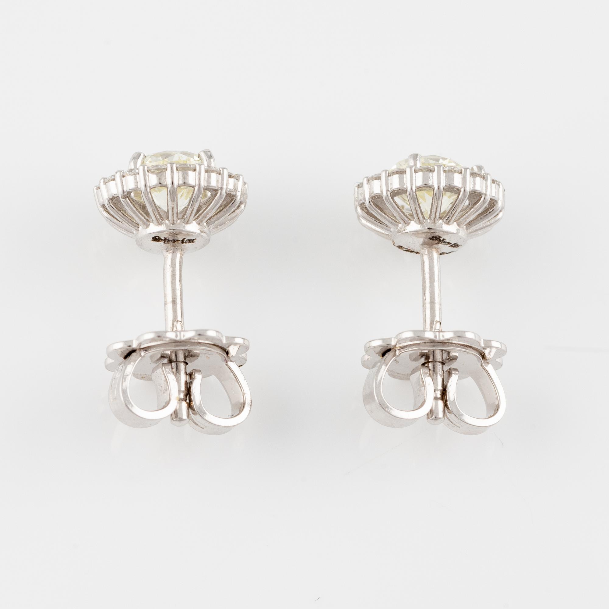 A pair of earrings in 18K white gold with round brilliant-cut diamonds.