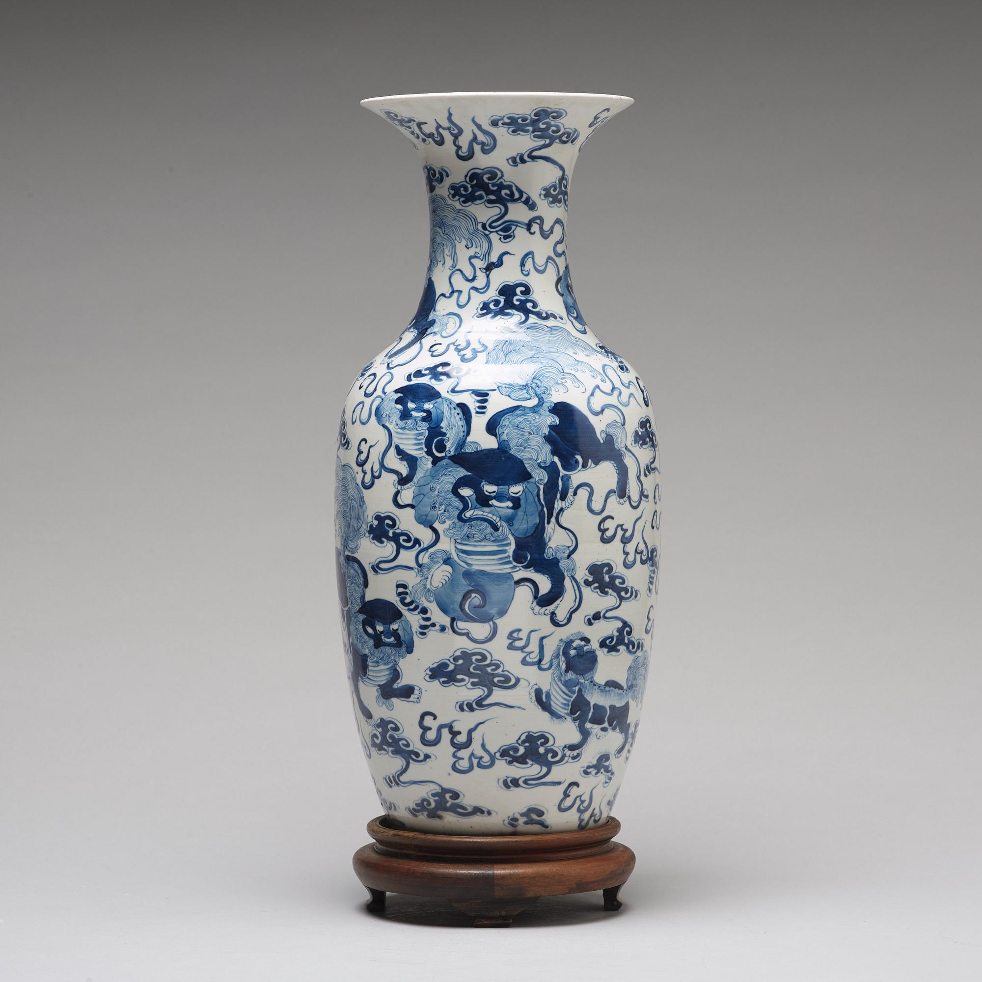 A blue and white vase, Qing dynasty, 19th Century.