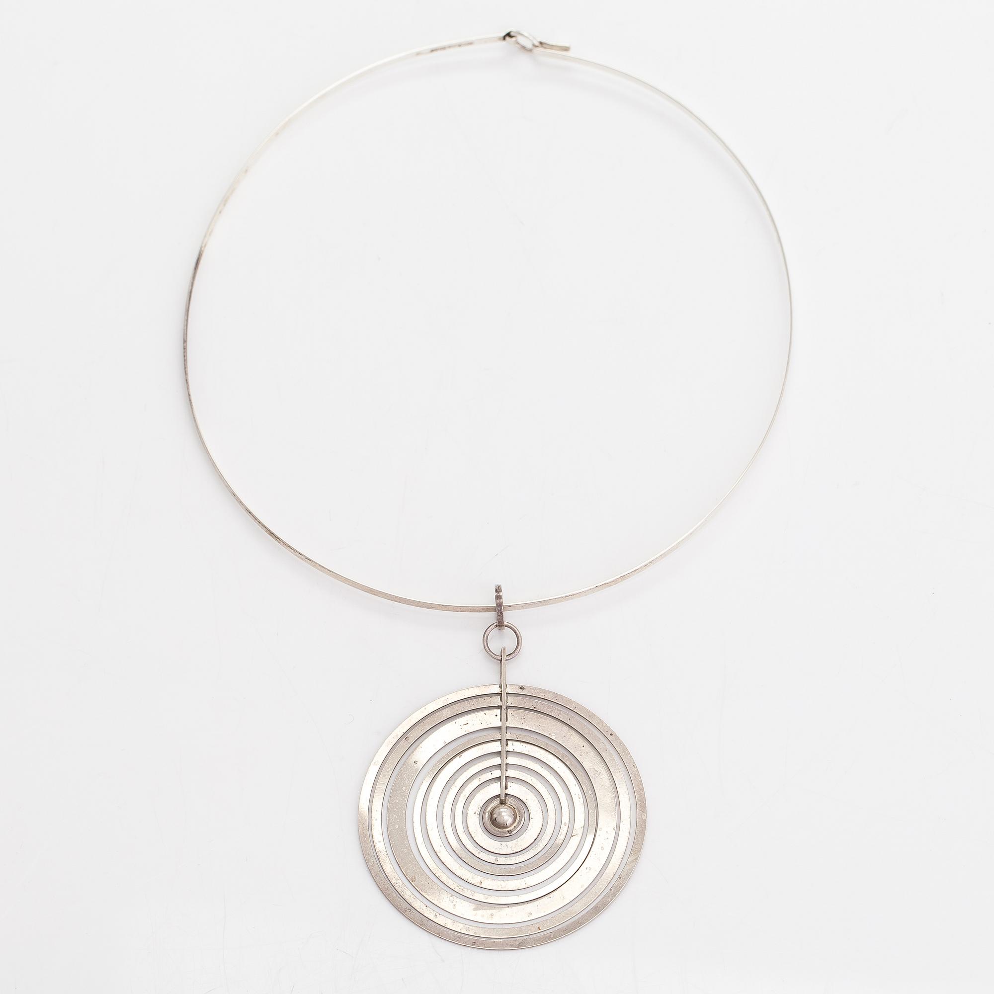 Tapio Wirkkala, Halsband "Silvermåne", silver. Westerback och Kultateollisuus, Helsingfors  och Åbo 1971.