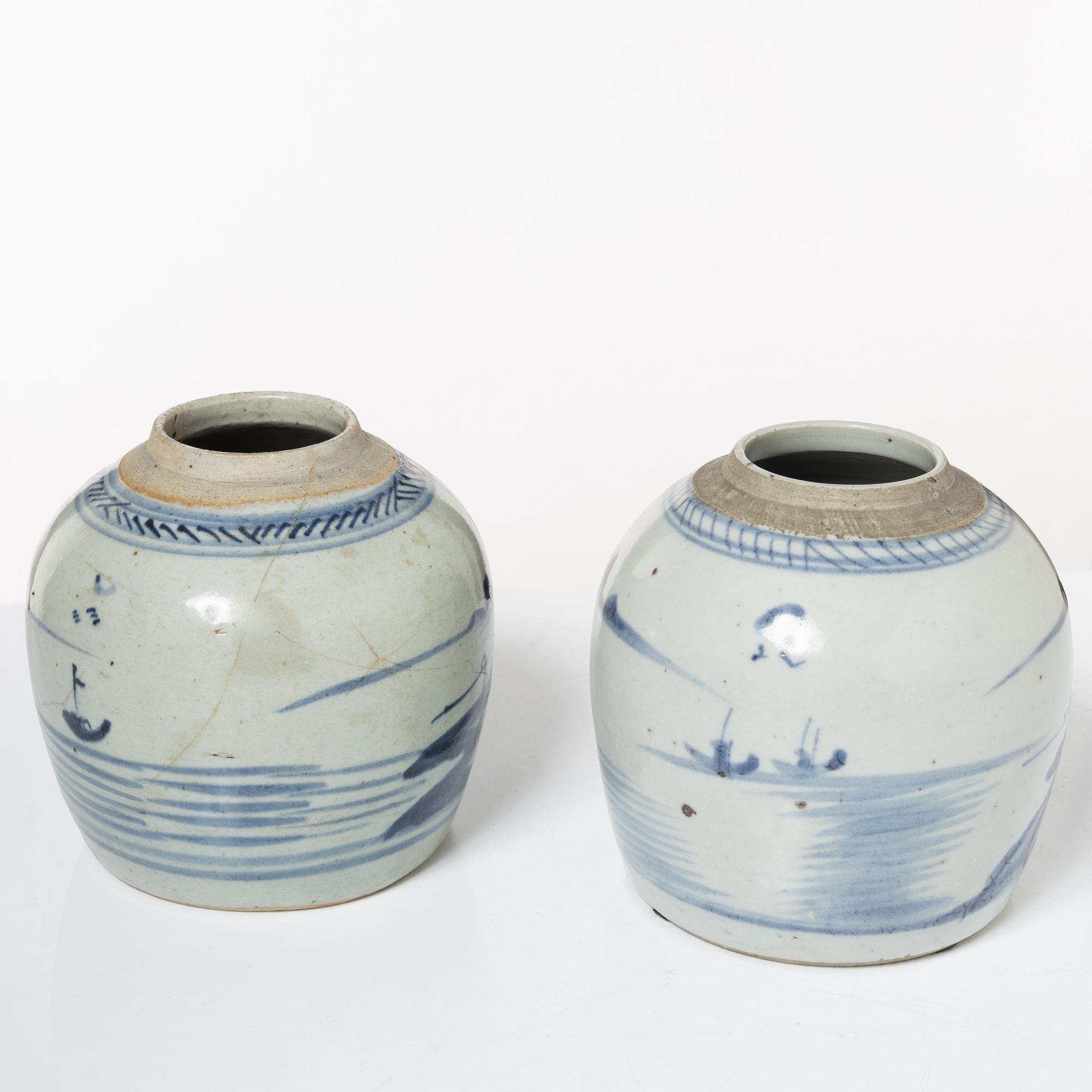 A pair of Chinese blue and white porcelain dishes and two jars, Qing dynasty, 19th century.