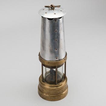 GRUVLYKTA/LAMPA. England 1900-talets mitt.