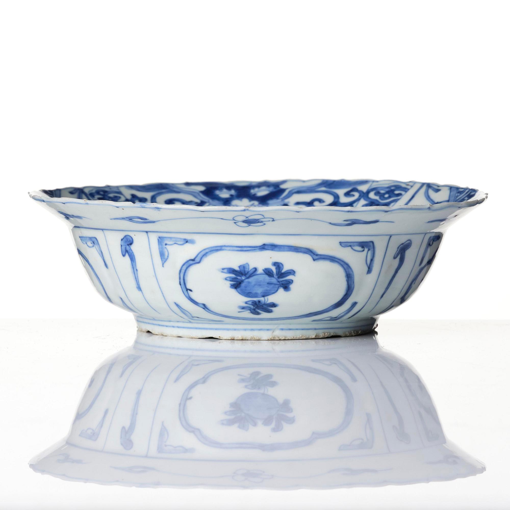 A blue and white klappmutz dish, 17th century.