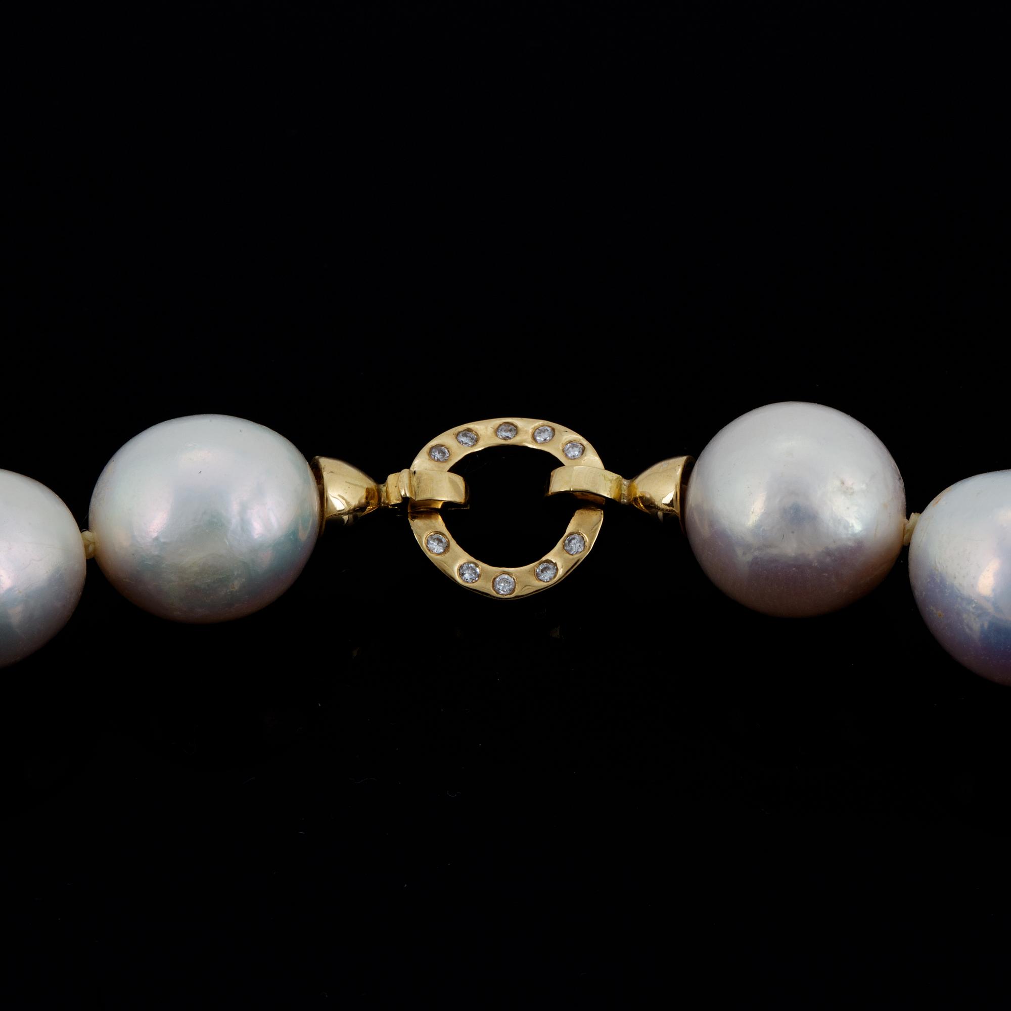 COLLIER, med odlade pärlor.