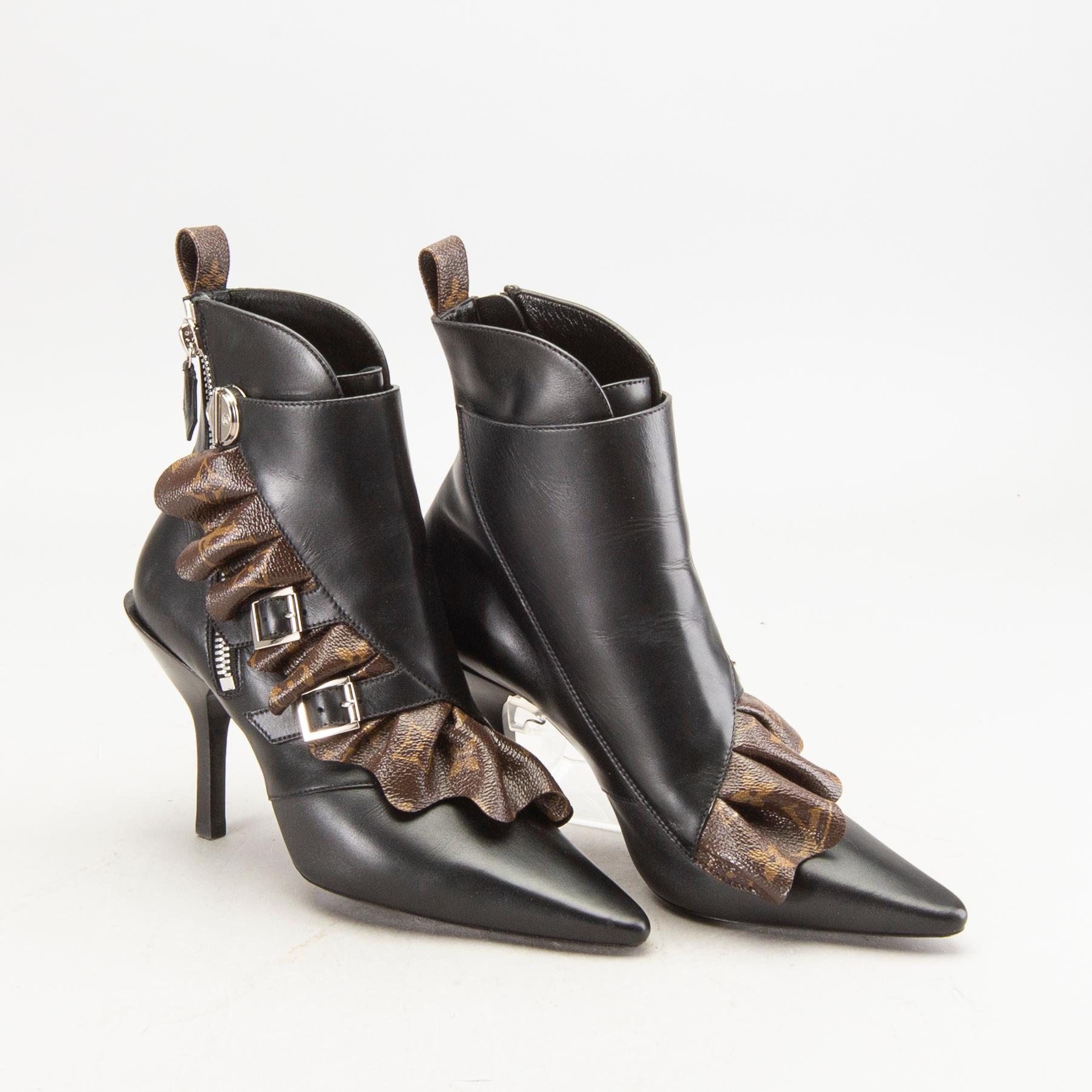 LOUIS VUITTON, ankle boots, Janet, monogram and black leather, original box, dustbags and invoice, storlek 39.