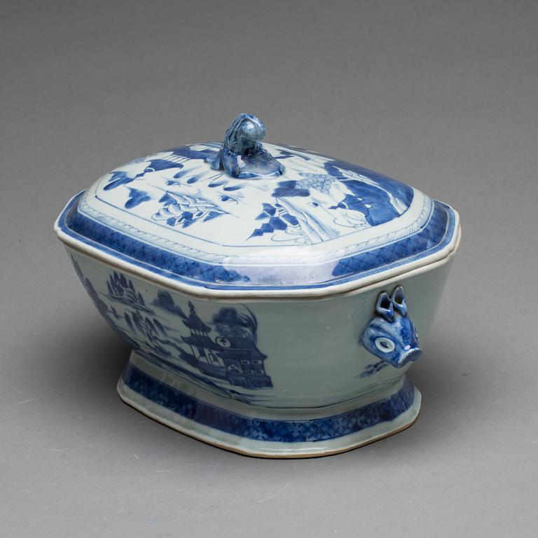 A BLUE AND WHITE TUREEN AND A BLUE AND WHITE SERVING DISH, CHINA, 18th/19th CENTURY.