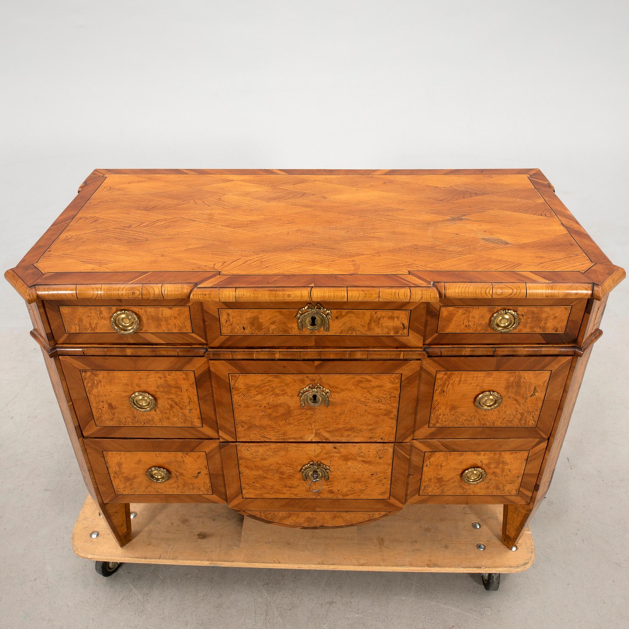 Byrå Louis XVI 1800-talets första hälft.