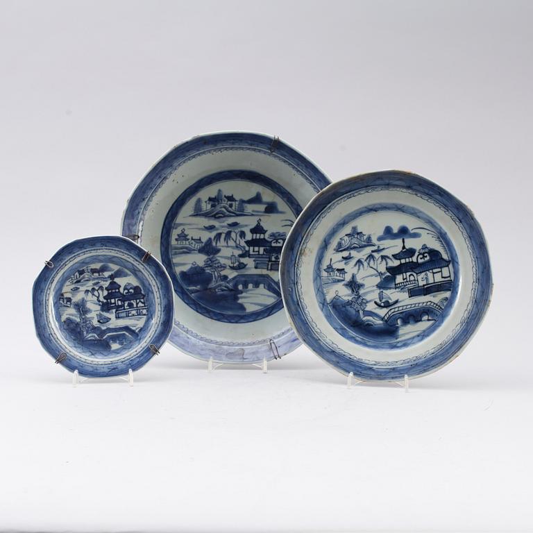 TALLRIKAR, 16 st (13+2+1) kompaniporslin, Kina, 1700-/1800-tal.