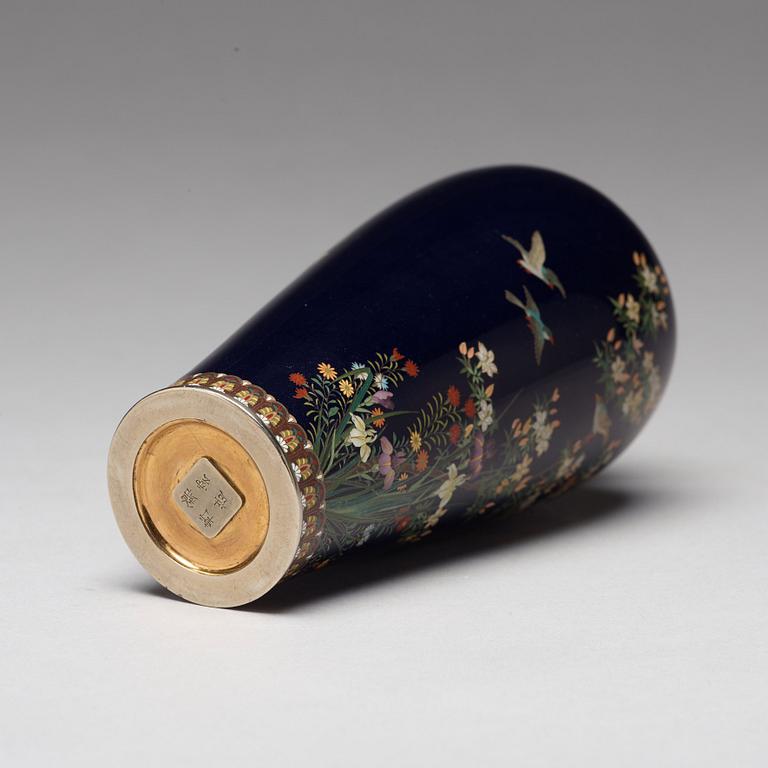 VAS, cloisonné. Japan, Meiji (1868-1912), signerad Kin'unken zo.