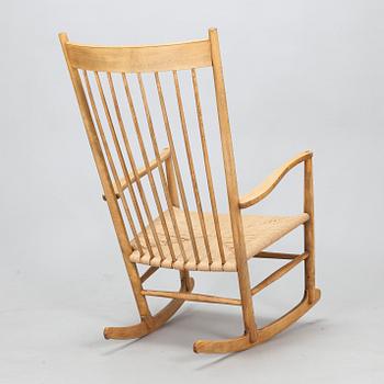 Hans J Wegner, gungstol, "J 16". FDB Möbler, 1900-talets andra hälft.