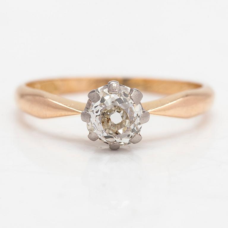 Ring, 18K guld, med en gammalslipad diamant ca 0.54ct. Auran Kultaseppä, Åbo 1966.